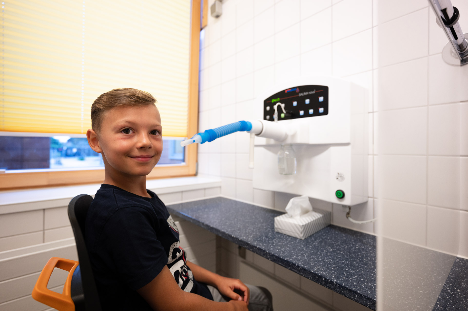 Junge bei der Meerwasserinhalation