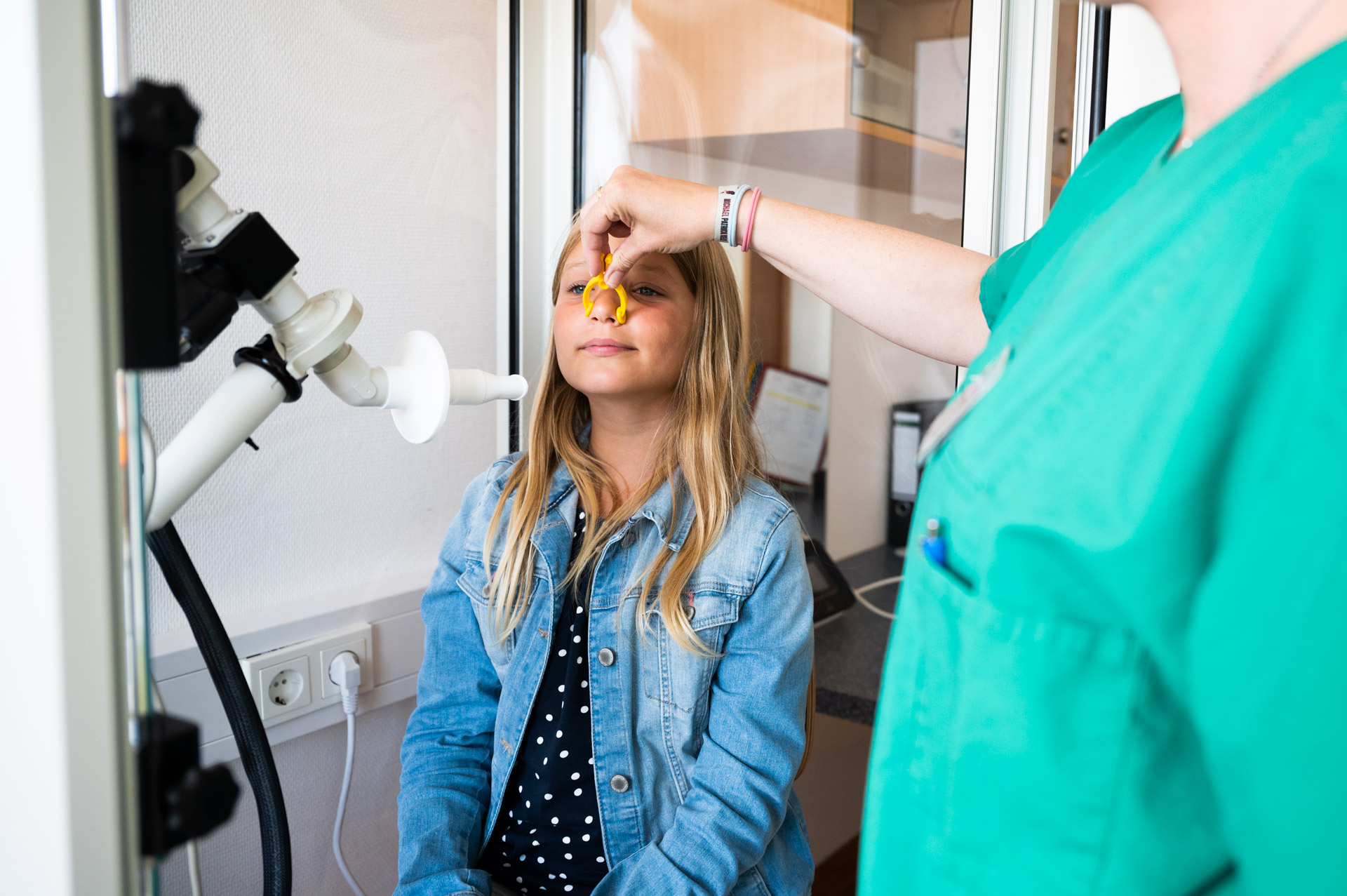 Foto eines jungen Mädchens bei der Vorbereitung zum Lungenfunktionstests mit Nasenklammer