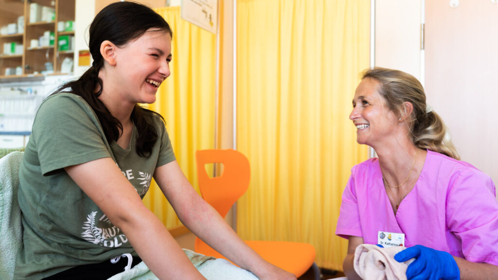 Pflegekraft mit Patientin