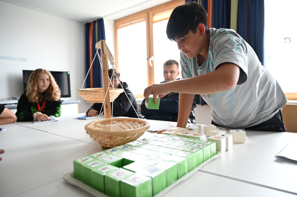 Jugendliche mit der Waage