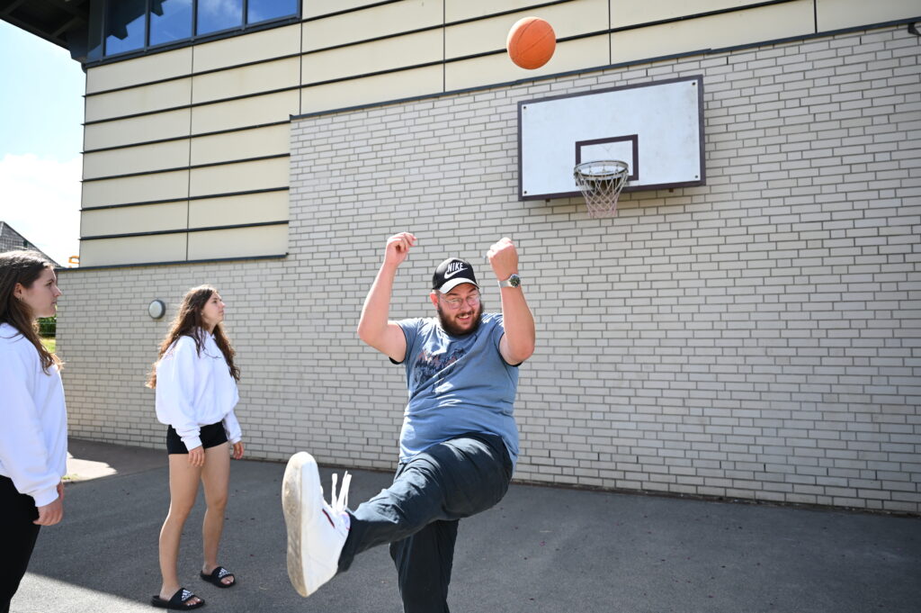 Jugendliche beim Basketball
