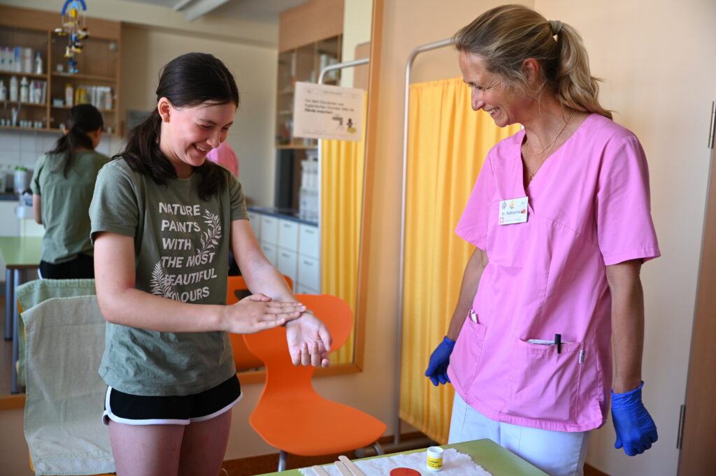 Jugendliche im Eincremezimmer